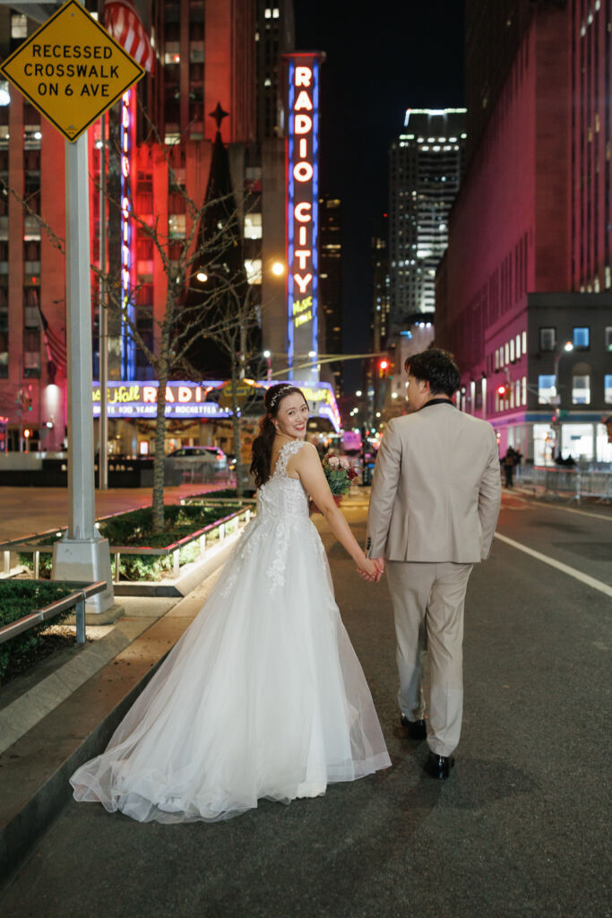 ニューヨークの前撮り|ウェディングフォト/ラジオシティホールへと歩く花嫁と花婿。