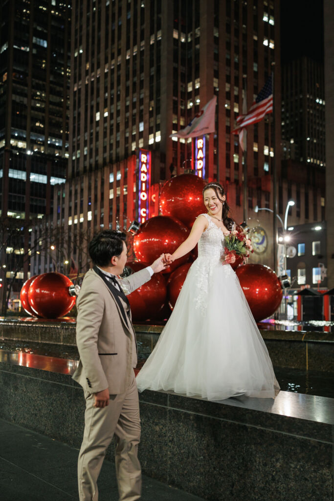 ニューヨークの前撮り|ウェディングフォト/ラジオシティホールのホリデーオーナメント前にて。