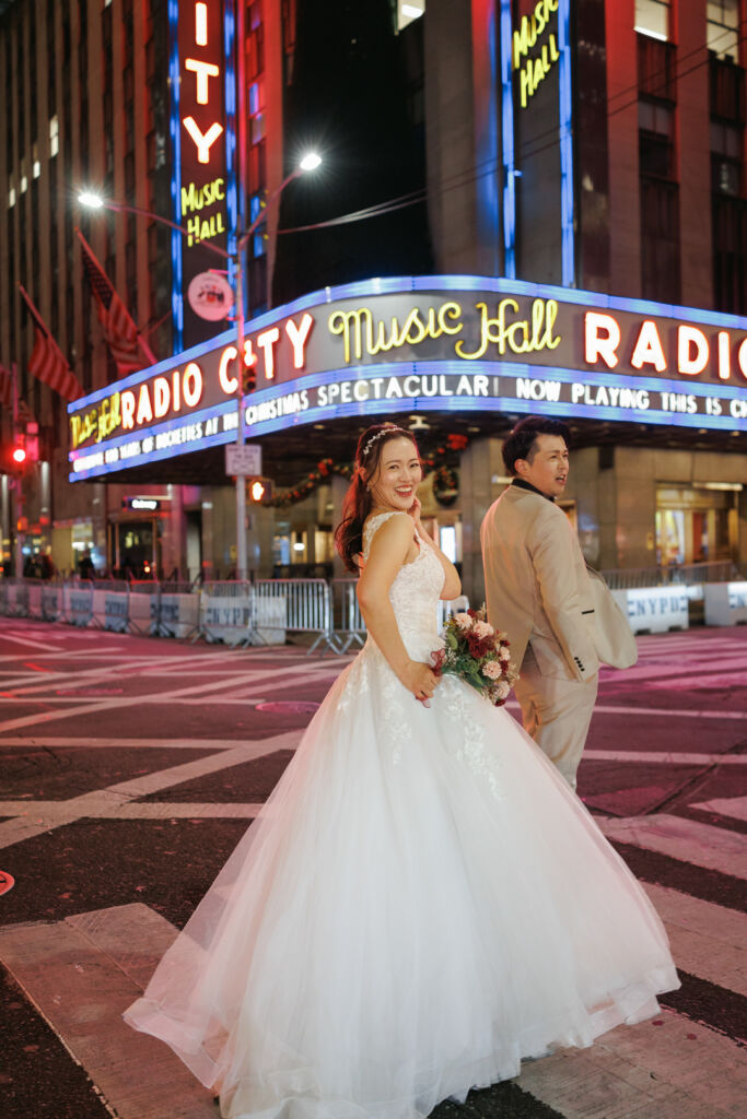 ニューヨークの前撮り|ウェディングフォト/ラジオシティホールの光を反射する花嫁。