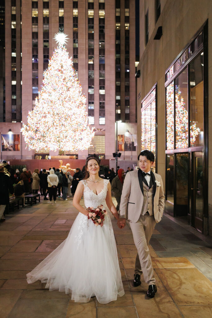 ニューヨークの前撮り|ウェディングフォト/ロックフェラーセンターのクリスマスツリーとともに。