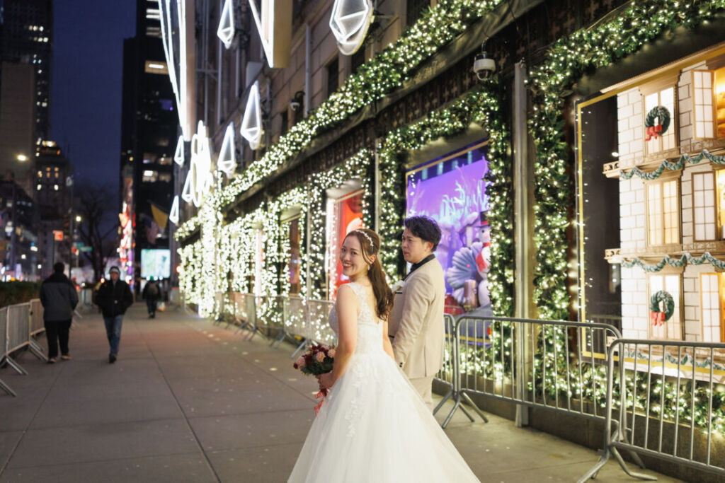 ニューヨークの前撮り|ウェディングフォト/Saks Fifth Avenueのショーウィンドウを背景に。