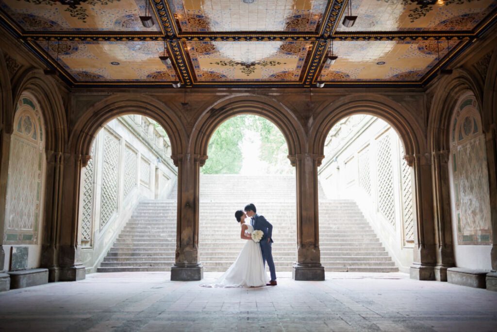 ニューヨークでフォトウェディング|前撮り/ベセスダテラスで寄り添う花嫁と花婿。