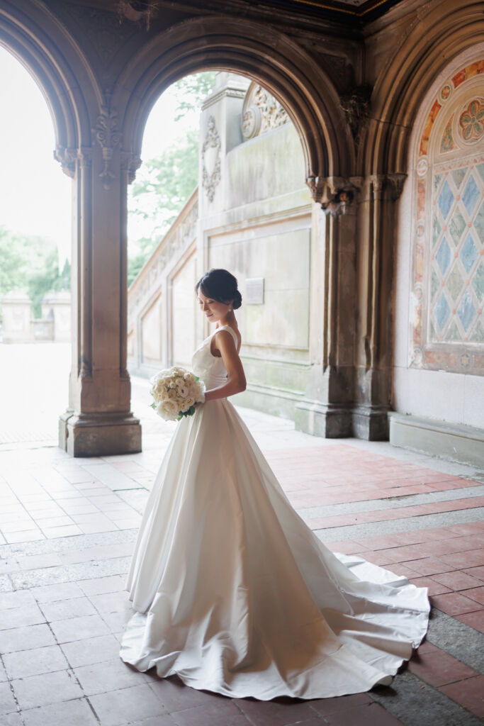 ニューヨークでフォトウェディング|前撮り/ベセスダテラスで花嫁さまのソロショット。