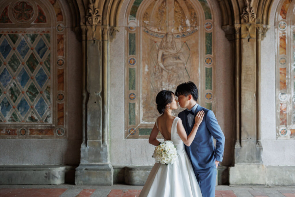 ニューヨークでフォトウェディング|前撮り/ベセスダテラスのアートな雰囲気に溶け込むウェディング姿。