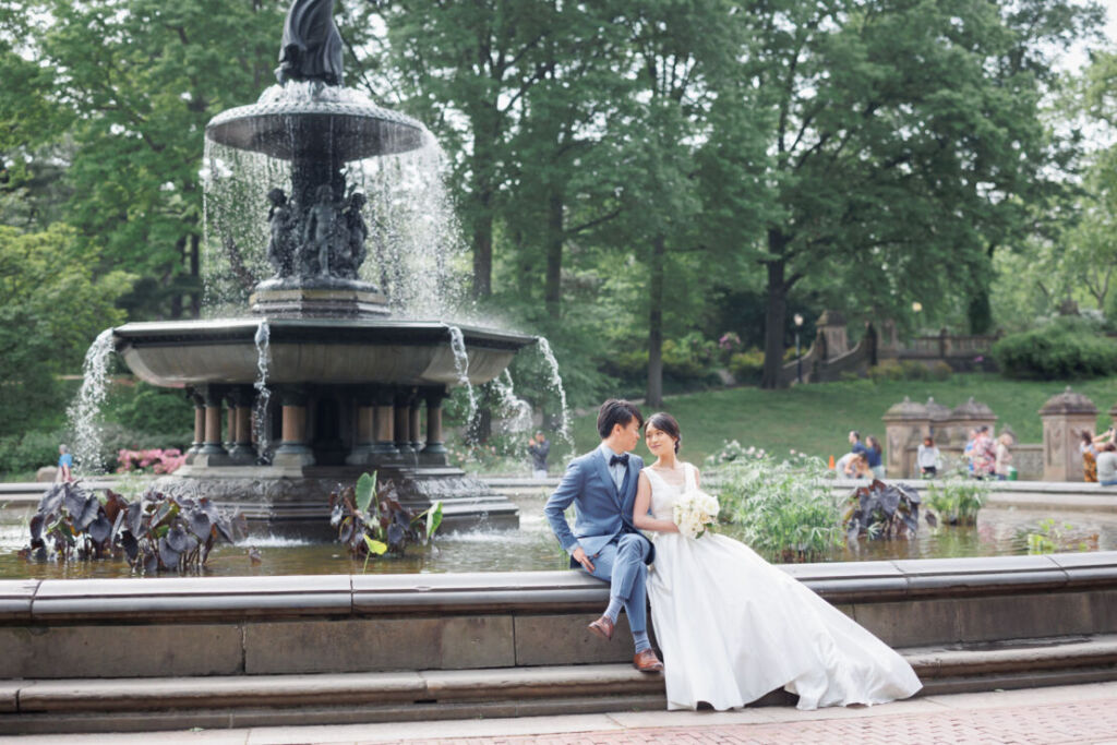 ニューヨークでフォトウェディング|前撮り/新緑を背景にした、ベセスダの噴水広場。