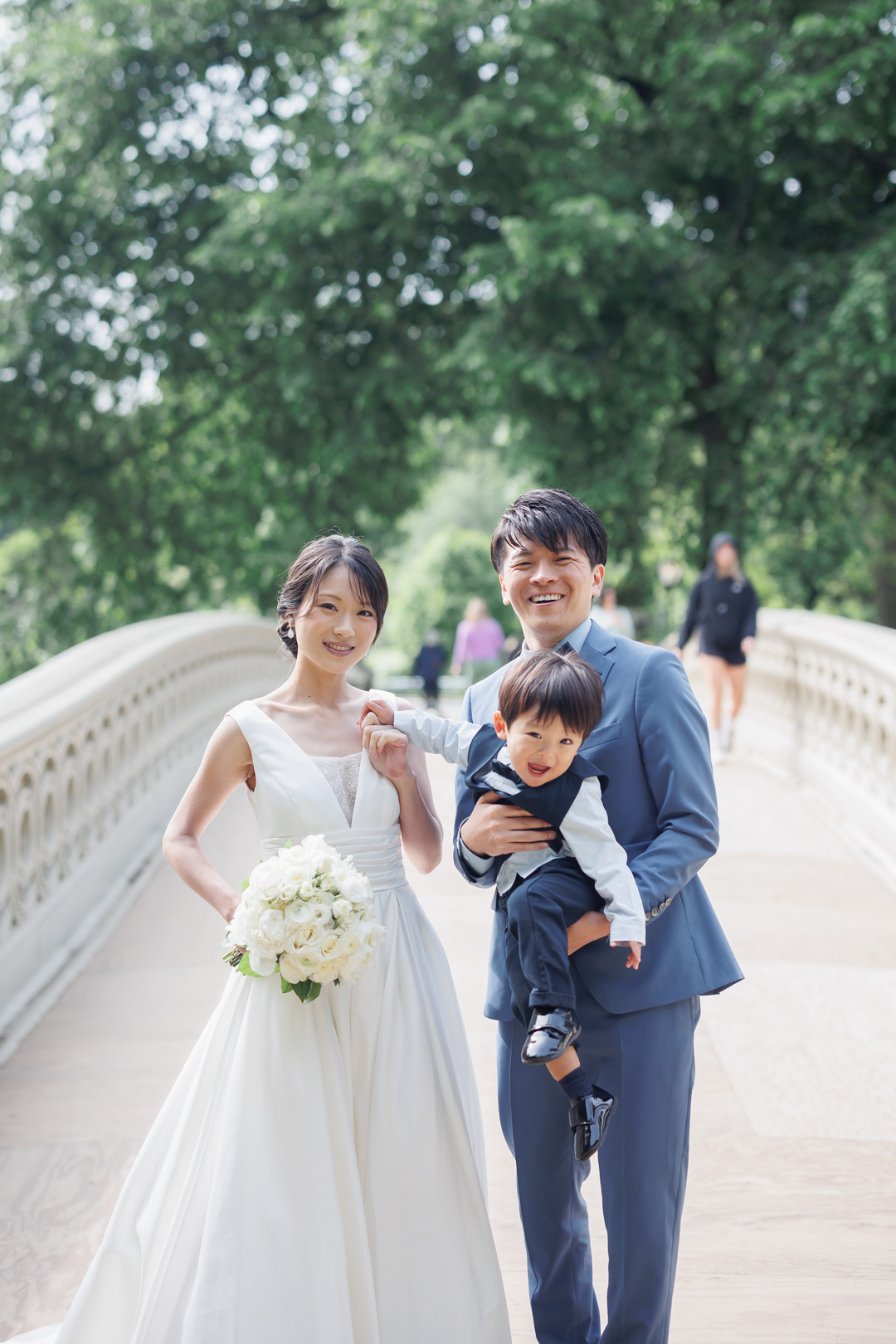 ニューヨークでフォトウェディング|前撮り/ボウブリッジに立つご家族。
