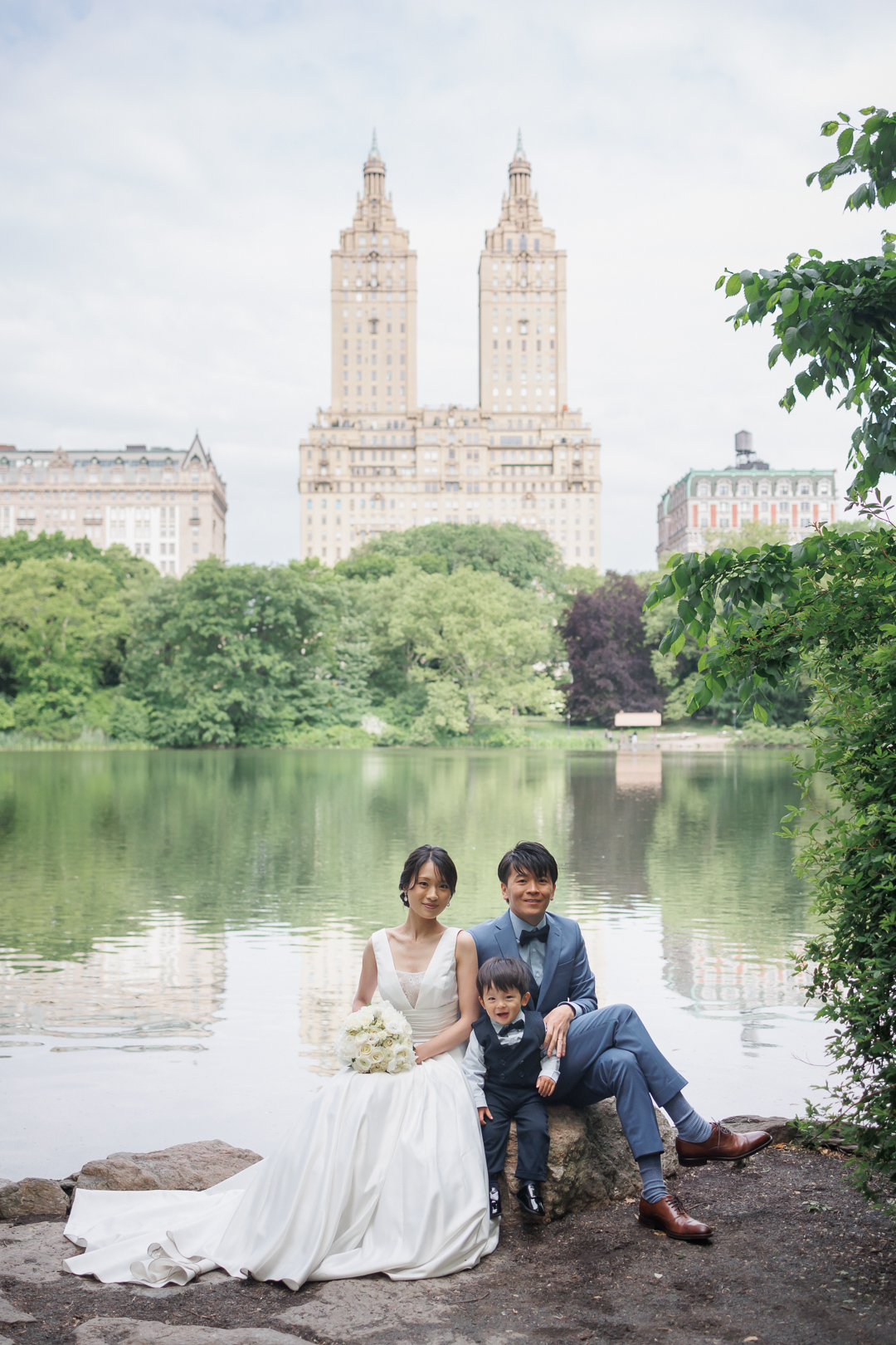 ニューヨークでフォトウェディング|前撮り/池のほとりに座るご家族。