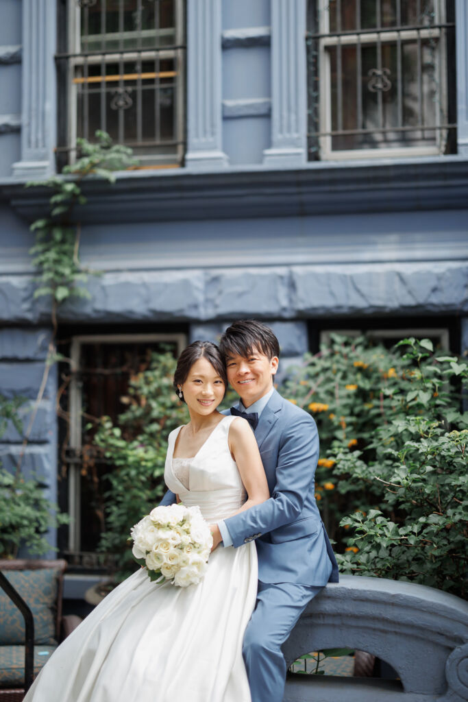 ニューヨークでフォトウェディング|前撮り/アッパーウェストサイドの洗練されたエリアに座る花嫁さまと花婿さま。