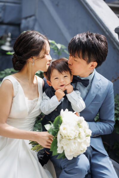 ニューヨークウェディングフォト:お子様がかわいい笑顔をしているウェディングショット。