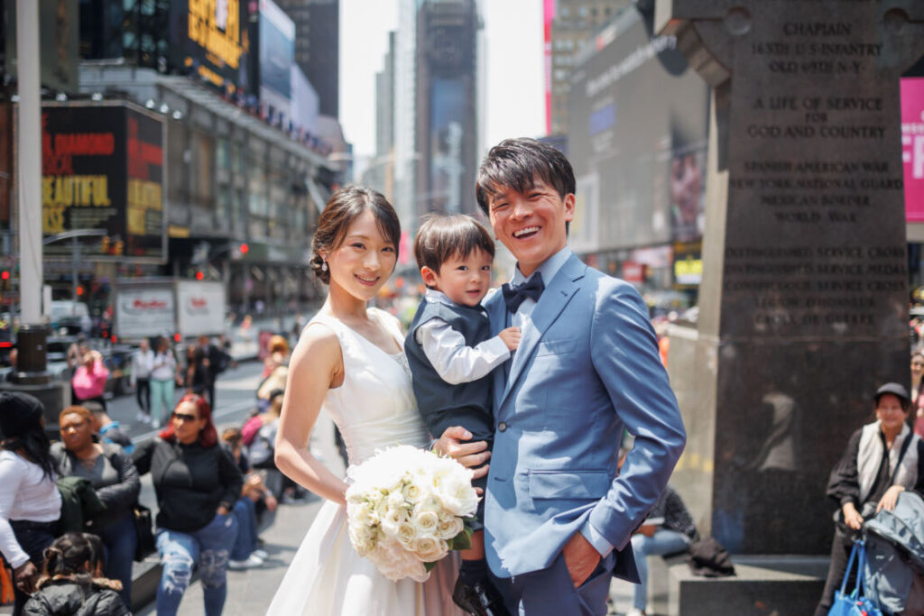 ニューヨークでフォトウェディング|前撮り/タイムズスクエアに立つご家族。