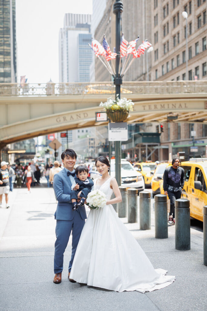ニューヨークでフォトウェディング|前撮り/グランドセントラル駅の構外で笑顔のご家族。