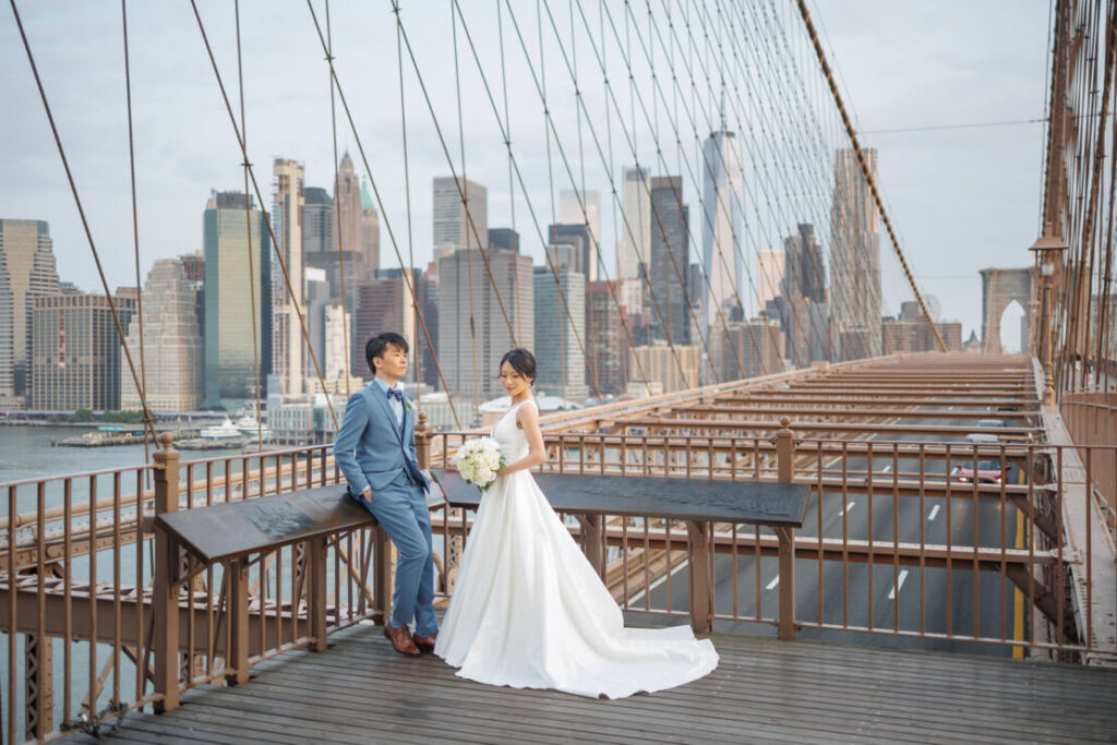 ニューヨークでフォトウェディング|前撮り/ブルックリンブリッジの上に立つ花嫁と花婿。