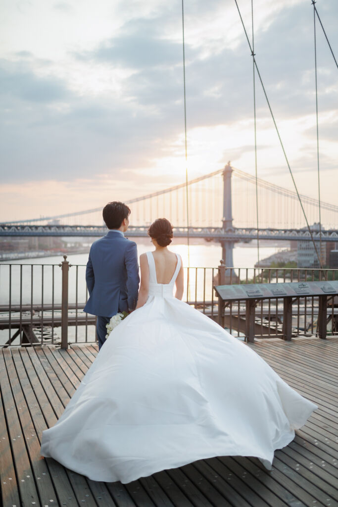 ニューヨークでフォトウェディング|前撮り/ドレスが風に揺れている。