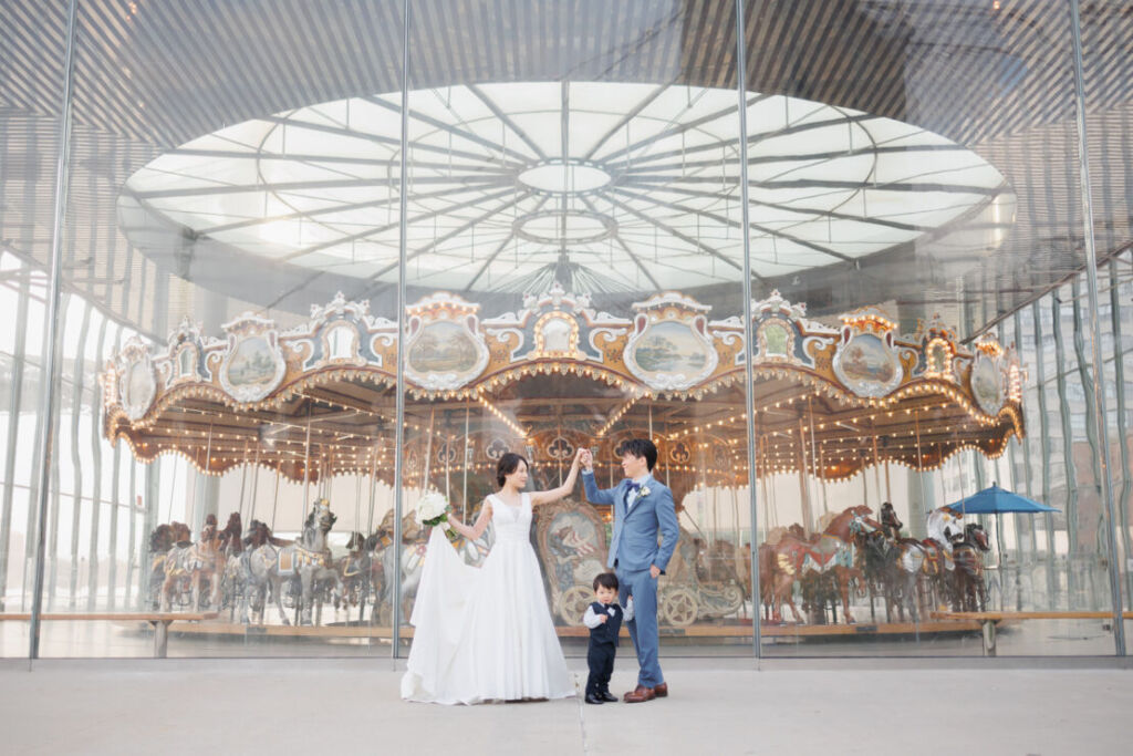 ニューヨークでフォトウェディング|前撮り/ジェーンスカルーセルの前で、ファミリーフォトウェディング。