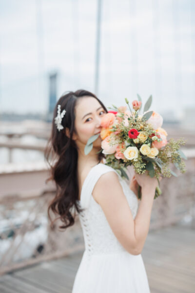 ニューヨークで前撮り|フォトウェディング/ブルックリンブリッジの上でダウンスタイルの花嫁さま。