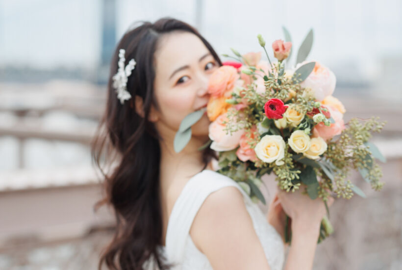 ニューヨークで前撮り|フォトウェディング/ブルックリンブリッジの上でダウンスタイルの花嫁さま。