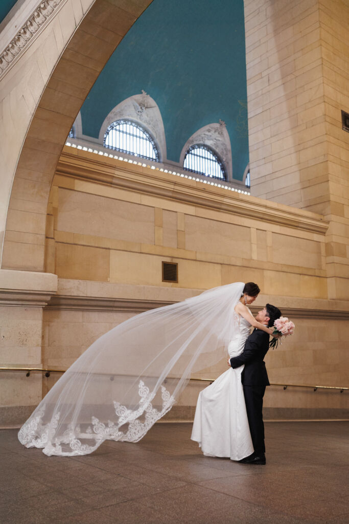 ニューヨークで前撮り|ウェディングフォト/ベールがドラマティックに舞う瞬間。