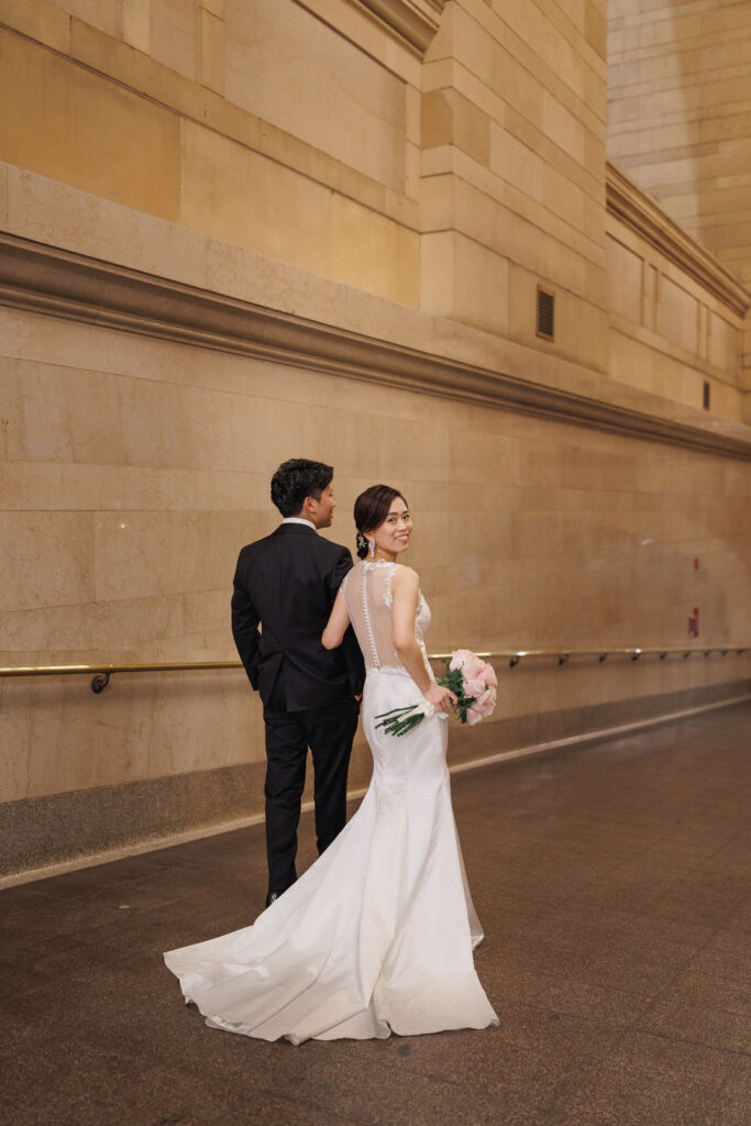 ニューヨークで前撮り|ウェディングフォト/グランドセントラル駅の連絡通路を歩く花嫁と花婿。