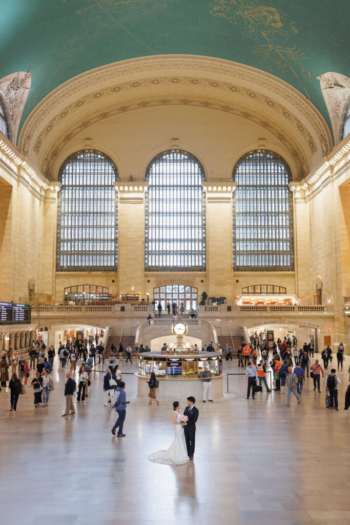 ニューヨークで前撮り|ウェディングフォト/グランドセントラル駅のメインコンコースにて。