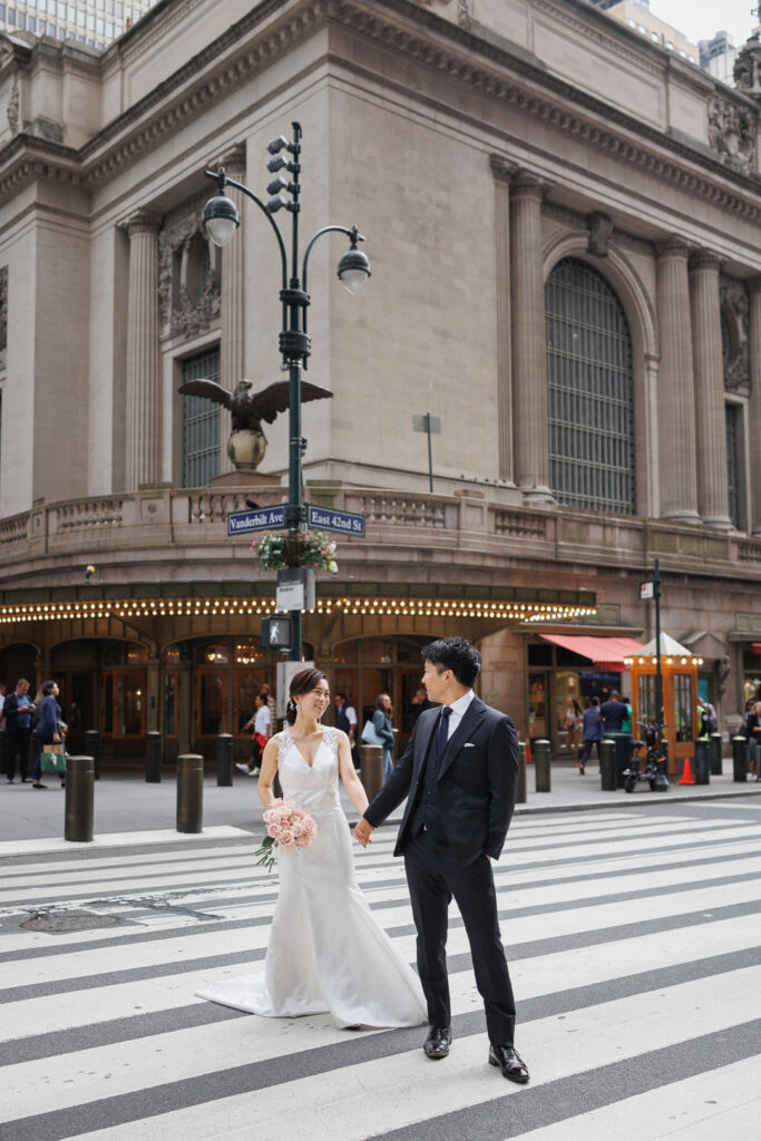 ニューヨークで前撮り|ウェディングフォト/グランドセントラル駅の構外で横断歩道ショット。