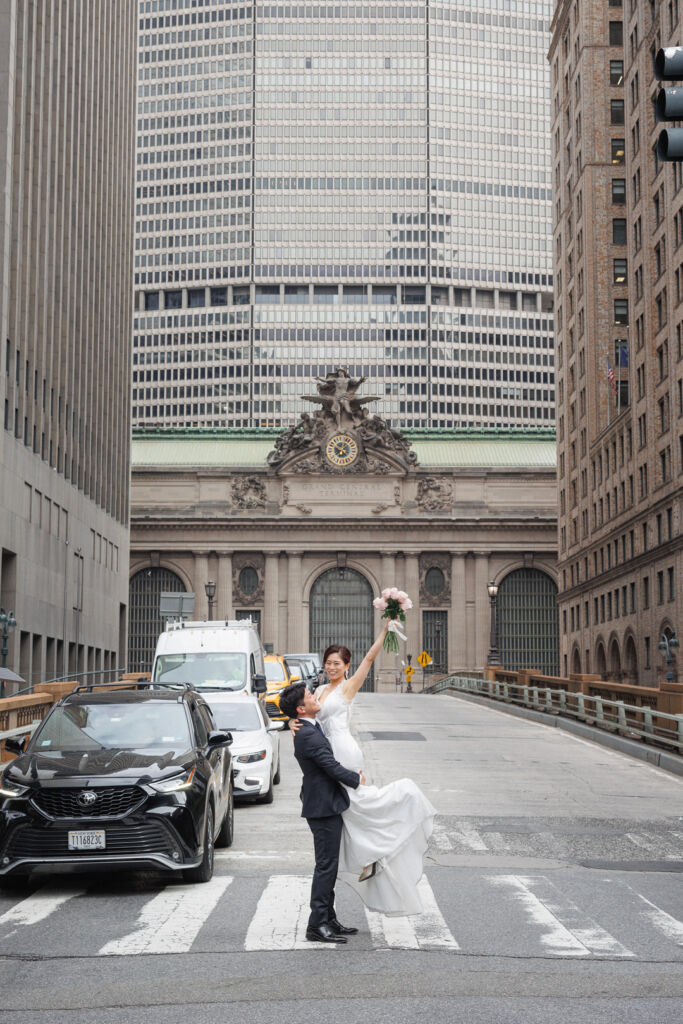 ニューヨークで前撮り|ウェディングフォト/グランドセントラル駅の横断歩道で抱っこショット。