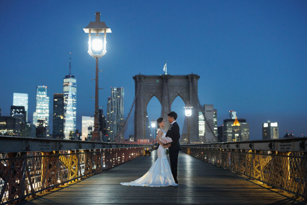 ニューヨークで前撮り|ウェディングフォト/ブルックリン橋で見つめあう花嫁と花婿。