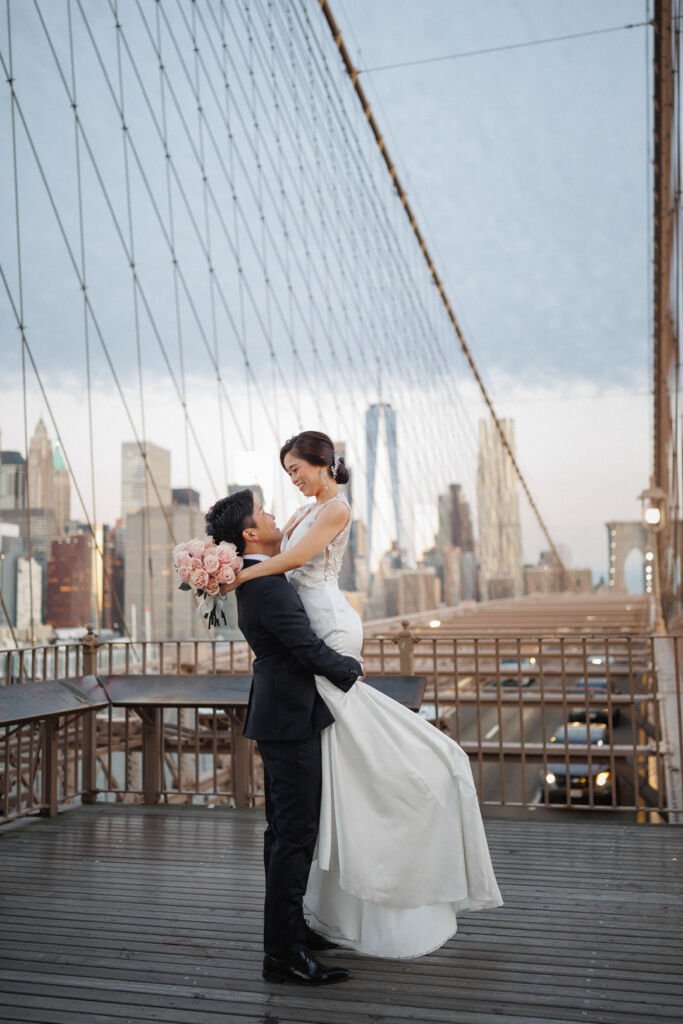 ニューヨークで前撮り|ウェディングフォト/ブルックリン橋で抱っこショット。