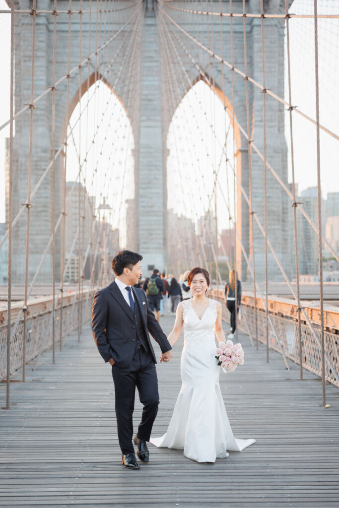 ニューヨークで前撮り|ウェディングフォト/ブルックリン橋で笑顔の花嫁と花婿。