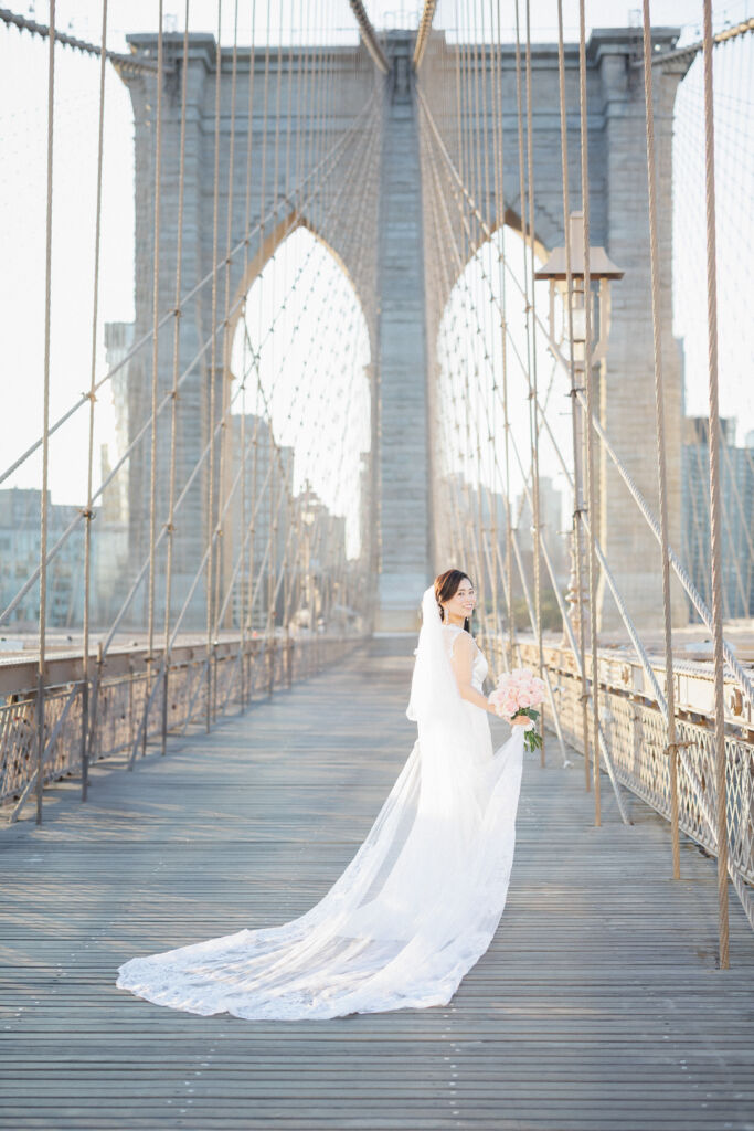 ニューヨークで前撮り|ウェディングフォト/ベールをつけた花嫁さまの振り返りショット。