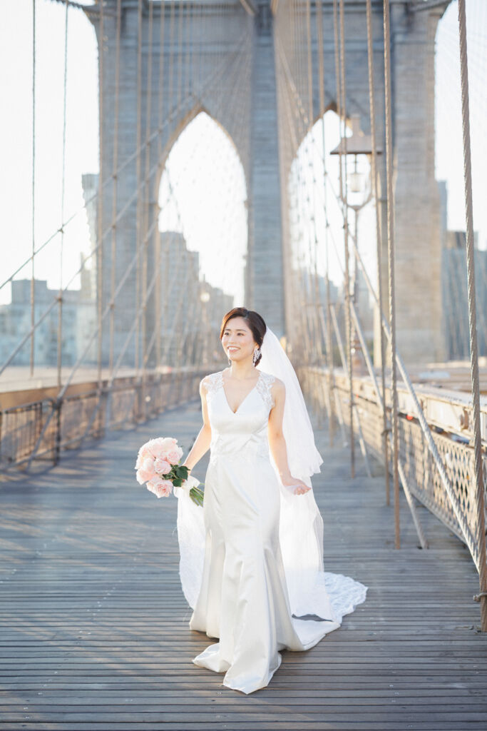 ニューヨークで前撮り|ウェディングフォト/ブルックリン橋に立つ花嫁さま。