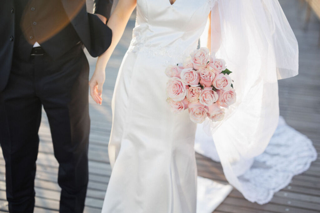 ニューヨークで前撮り|ウェディングフォト/淡いピンクのウェディングブーケ。