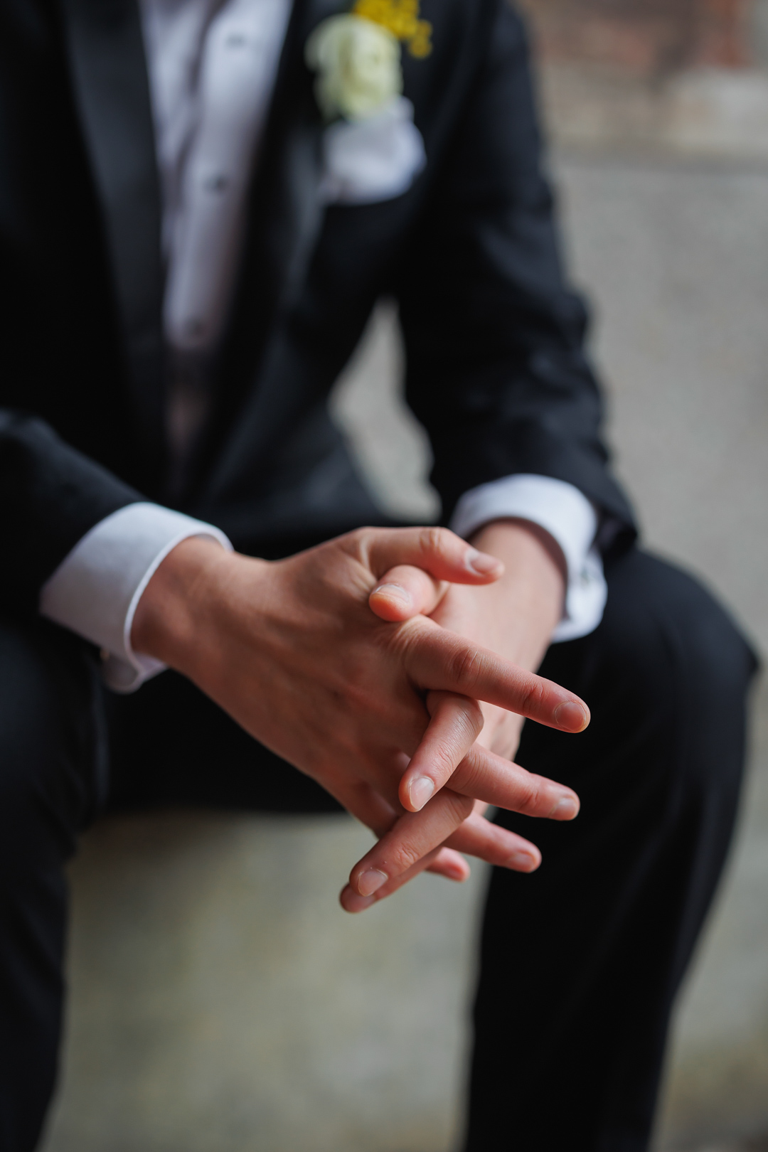 ニューヨークでウェディングフォト|前撮り/花婿さまの手のアップショット。