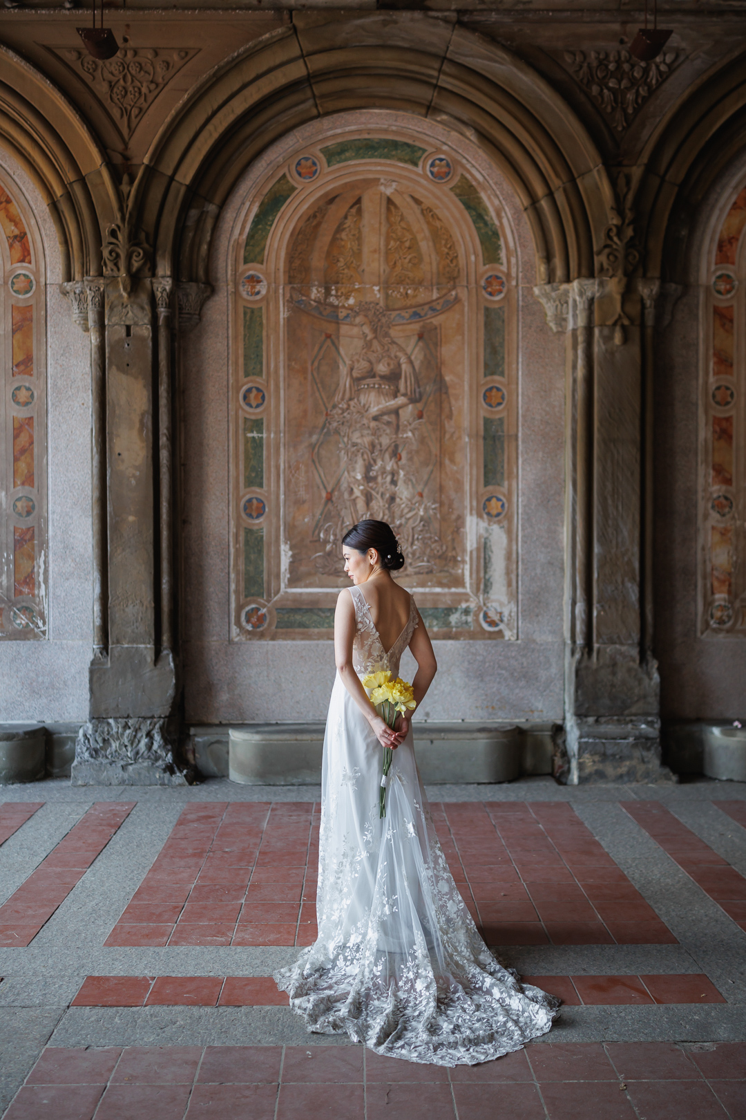 ニューヨークでウェディングフォト|前撮り/バックラインが美しいウェディングドレス。