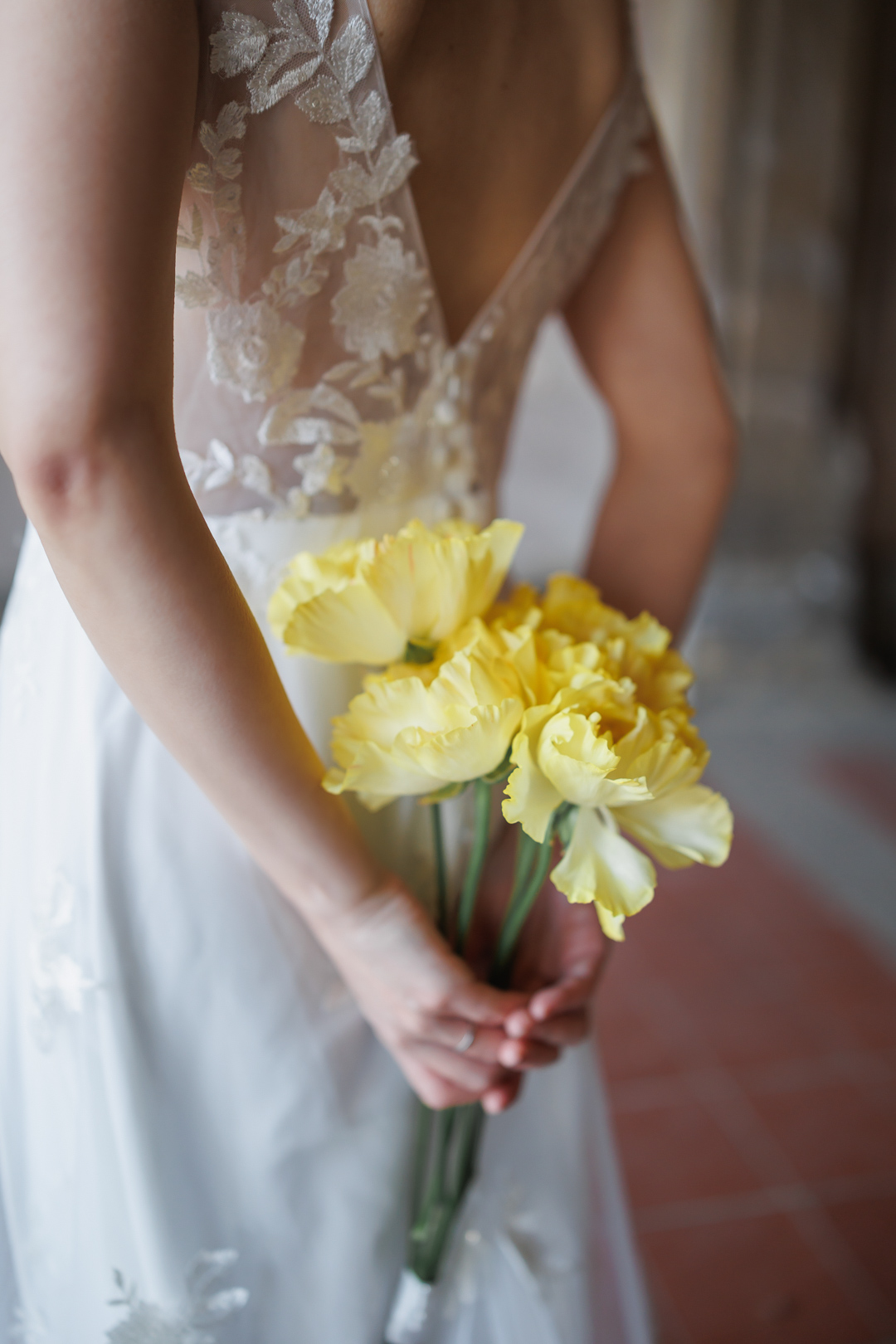 ニューヨークでウェディングフォト|前撮り/黄色の控えめで素敵なミニブーケ。