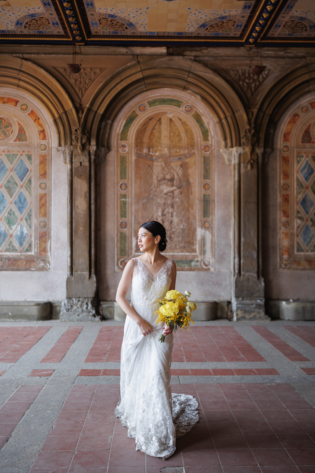 ニューヨークでウェディングフォト|前撮り/ベセスダテラスで花嫁さまのソロショット。