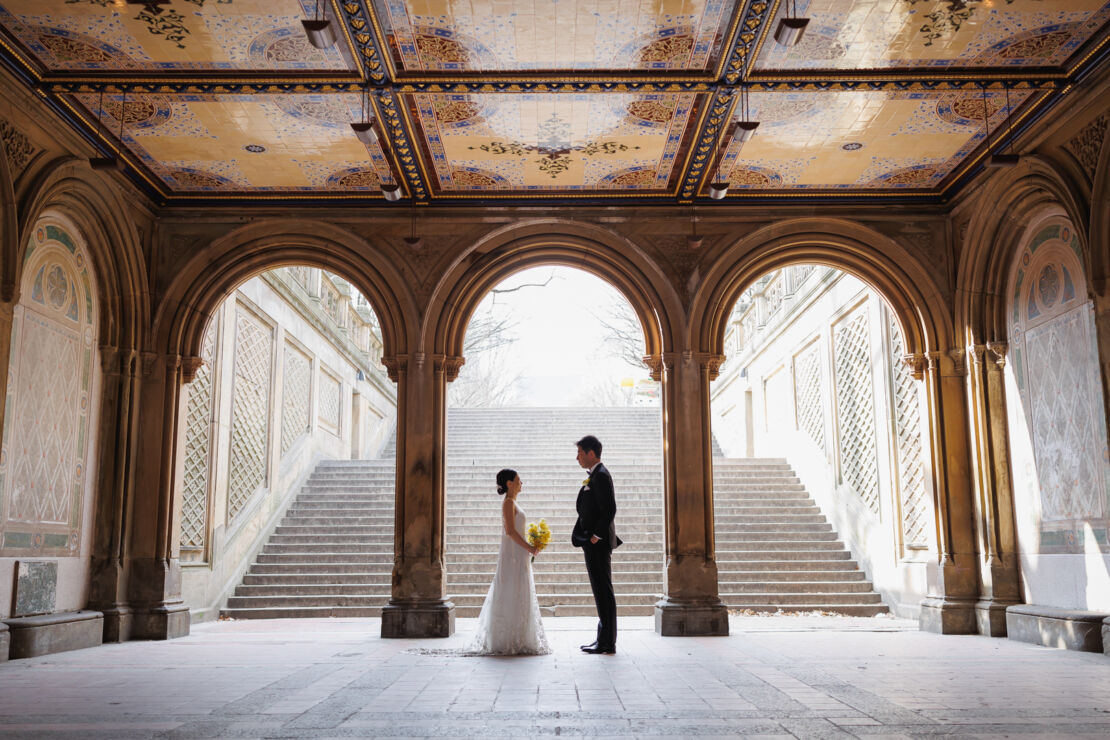 ニューヨークでウェディングフォト|前撮り/ベセスダテラスのアーケードで向かい合う花嫁と花婿。