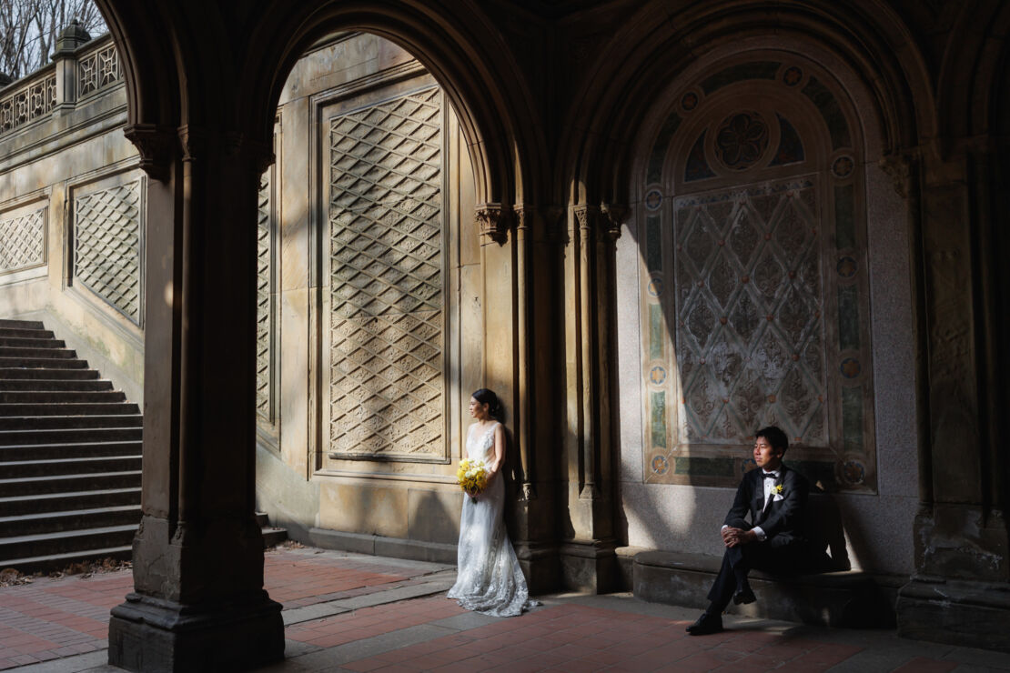 ニューヨークでウェディングフォト|前撮り/ベセスダテラスの光のさすアーケードにて。