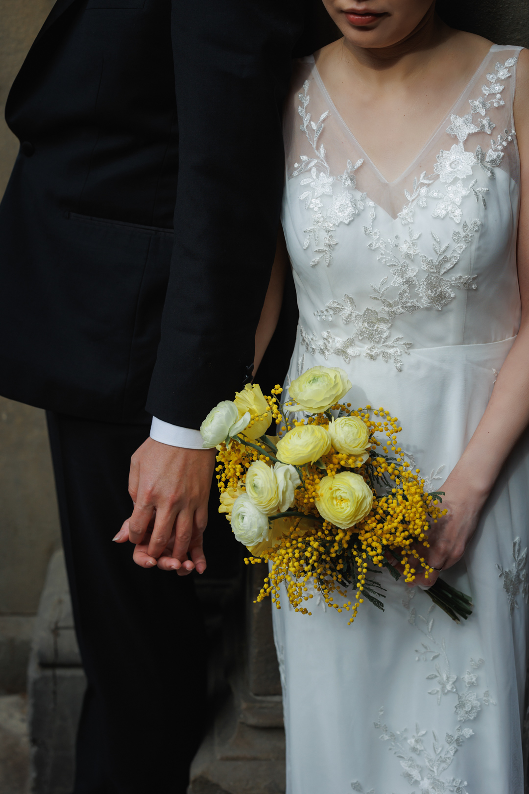 ニューヨークでウェディングフォト|前撮り/鮮やかな黄色のクラッチブーケを手にする花嫁さま。