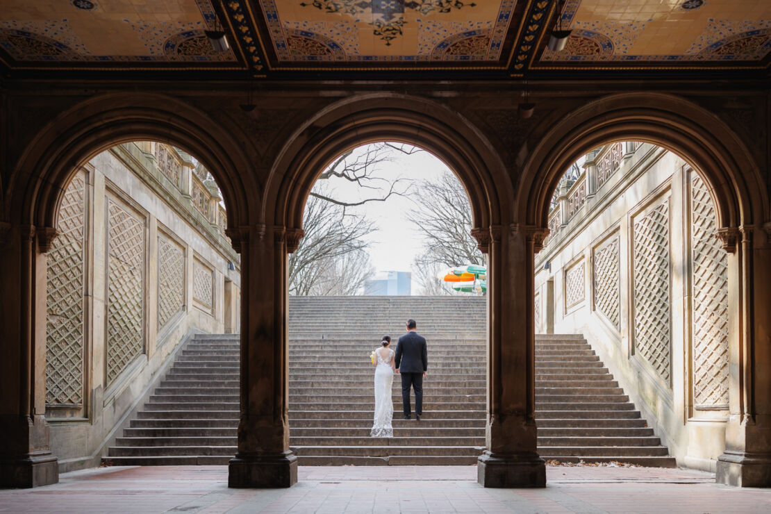 ニューヨークでウェディングフォト|前撮り/大階段を進むお二人。