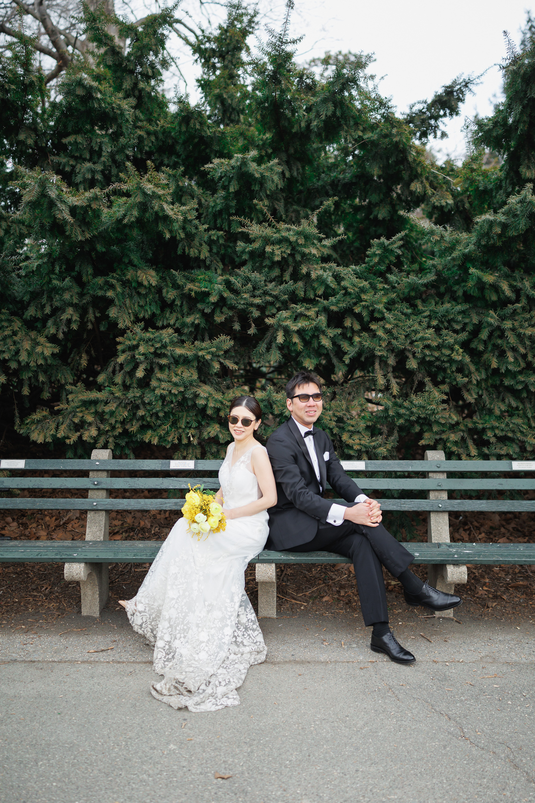 ニューヨークでウェディングフォト|前撮り/ベンチに腰掛ける花嫁と花婿。