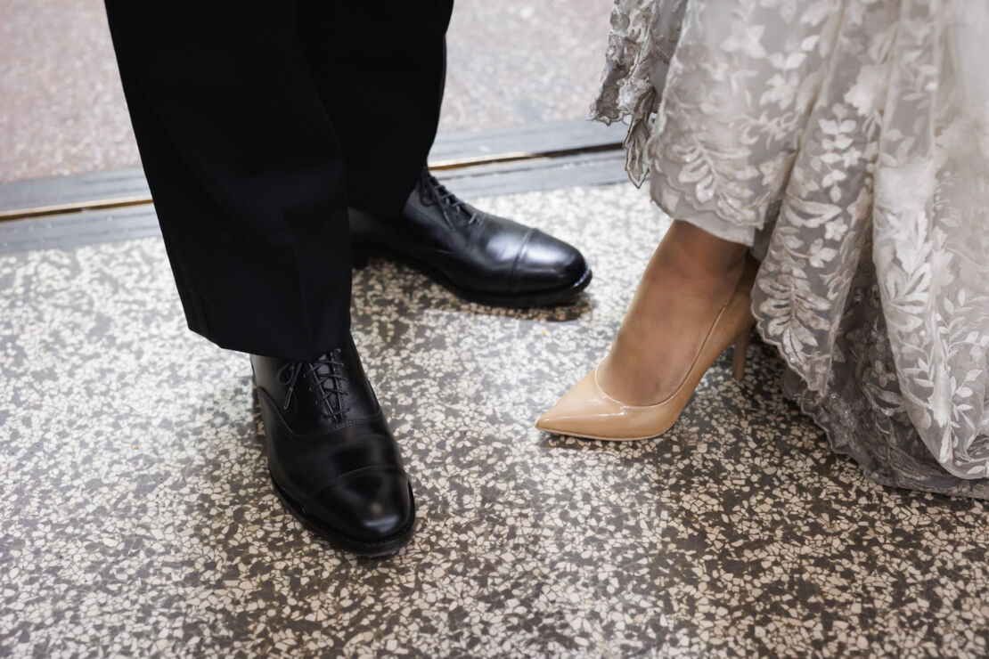 ニューヨークでウェディングフォト|前撮り/花嫁と花婿のウェディングシューズ。