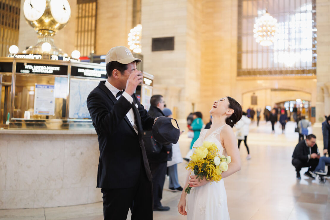 ニューヨークでウェディングフォト|前撮り/グランドセントラル駅で笑いあう花嫁と花婿。