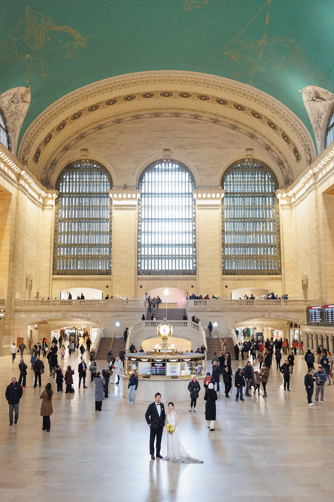 ニューヨークでウェディングフォト|前撮り/グランドセントラル駅に立つ花嫁と花婿。