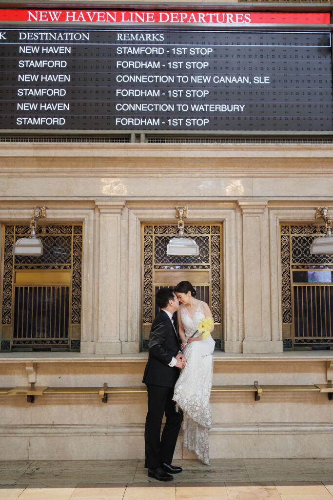 ニューヨークでウェディングフォト|前撮り/グランドセントラル駅で寄り添う花嫁と花婿。