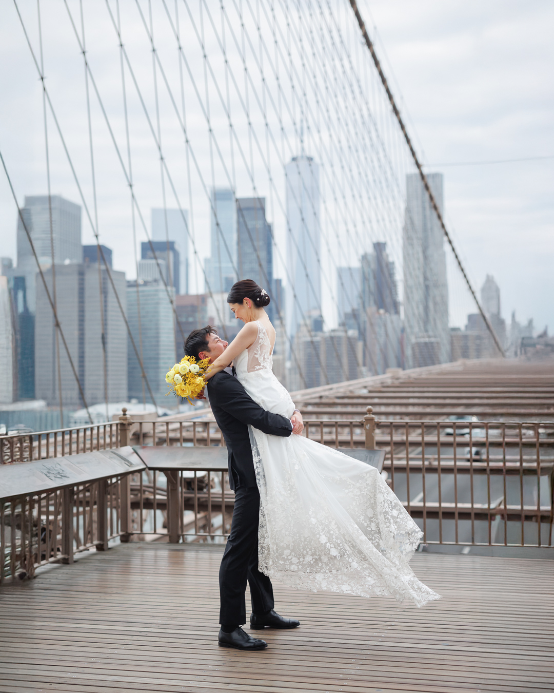 ニューヨークでウェディングフォト|前撮り/ブルックリン橋で抱っこショット。