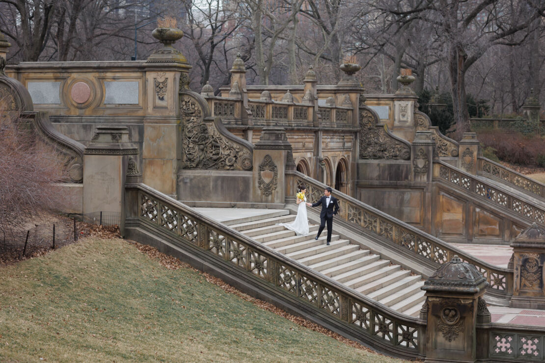 ニューヨークでウェディングフォト|前撮り/セントラルパークのベセスダテラスにやってきた花嫁と花婿。