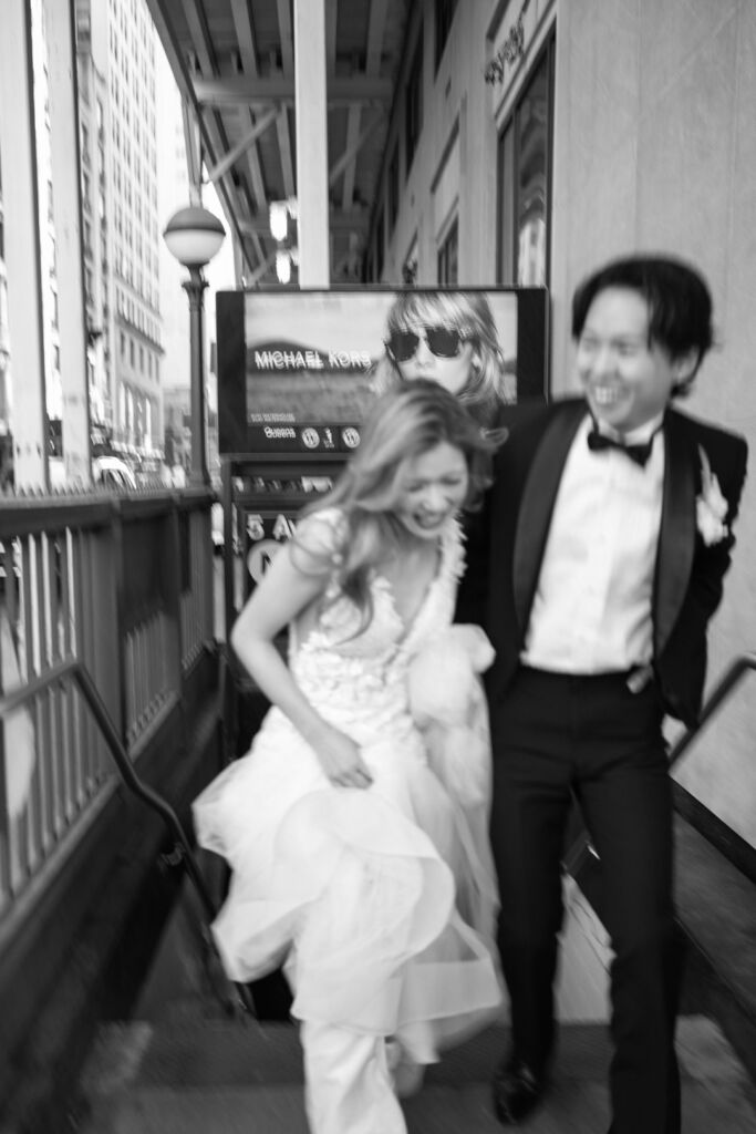 ニューヨークの前撮り/フォトウェディング|花嫁と花婿の動きのある写真。